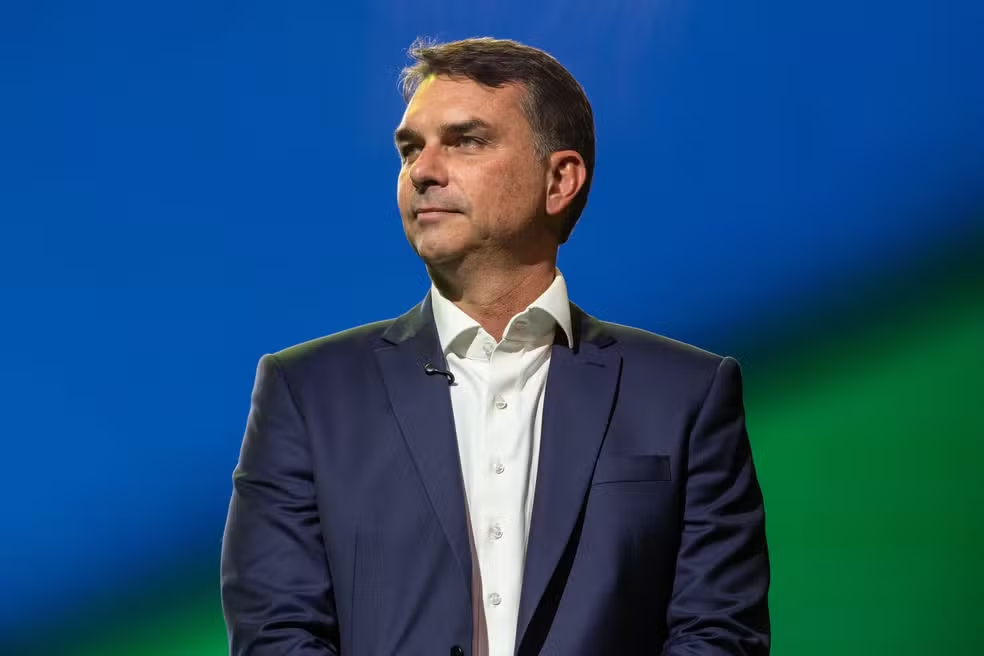 Flávio Bolsonaro - Representando a direita política